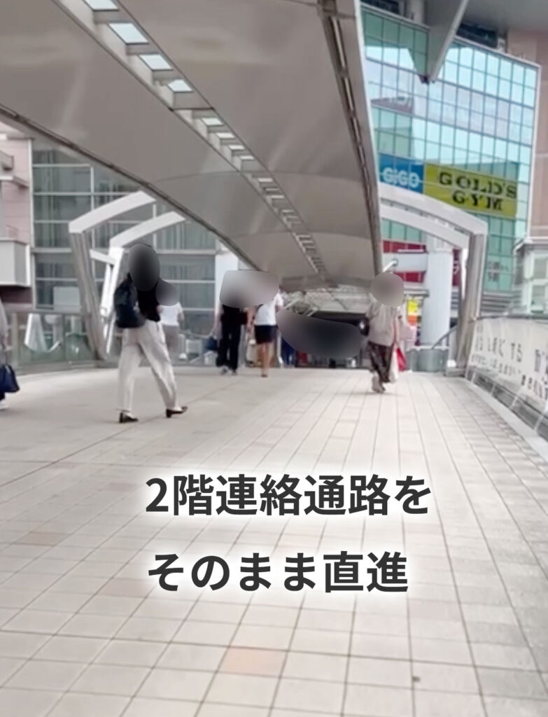 COCOFIT聖蹟桜ヶ丘店への行き方の目印。ヴィータ・コミューネ2階連絡通路を直進