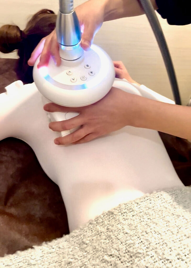 COCOFIT(ココフィット)聖蹟桜ヶ丘店での個室エステティック(エンダモロジー)の施術の様子